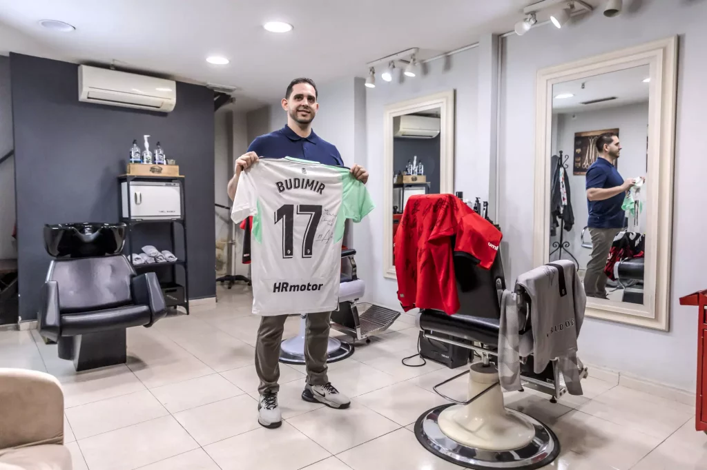 Vladimir Pérez en Barbershop Vladi con una camiseta de fútbol